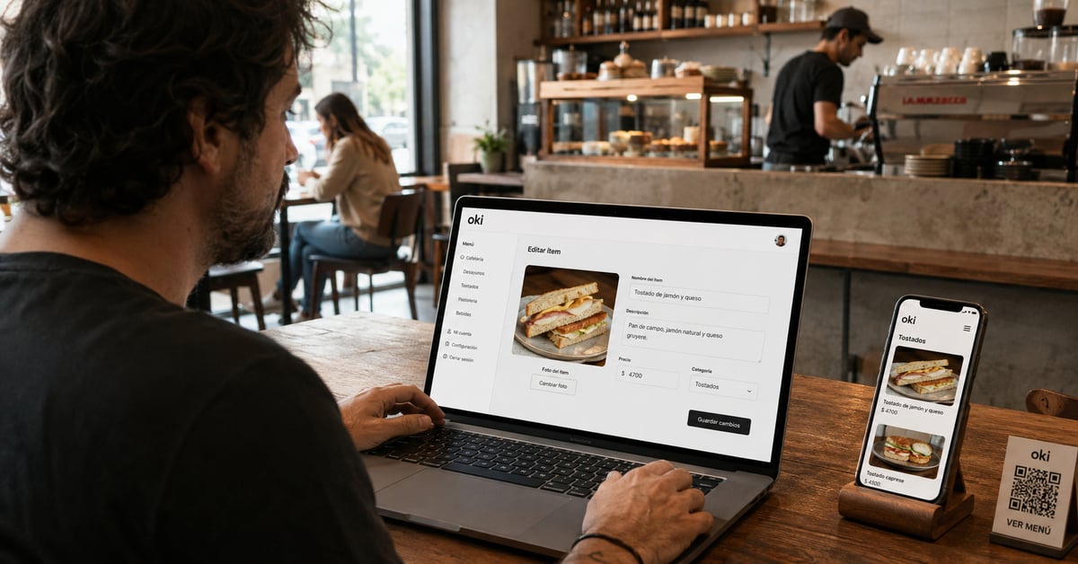 Cliente consultando el menú digital de una cafetería en una computadora y un teléfono